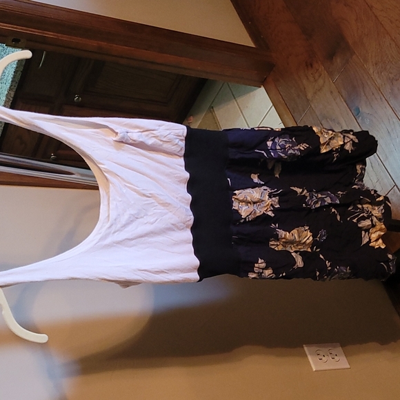 Women's dress - Picture 2 of 2